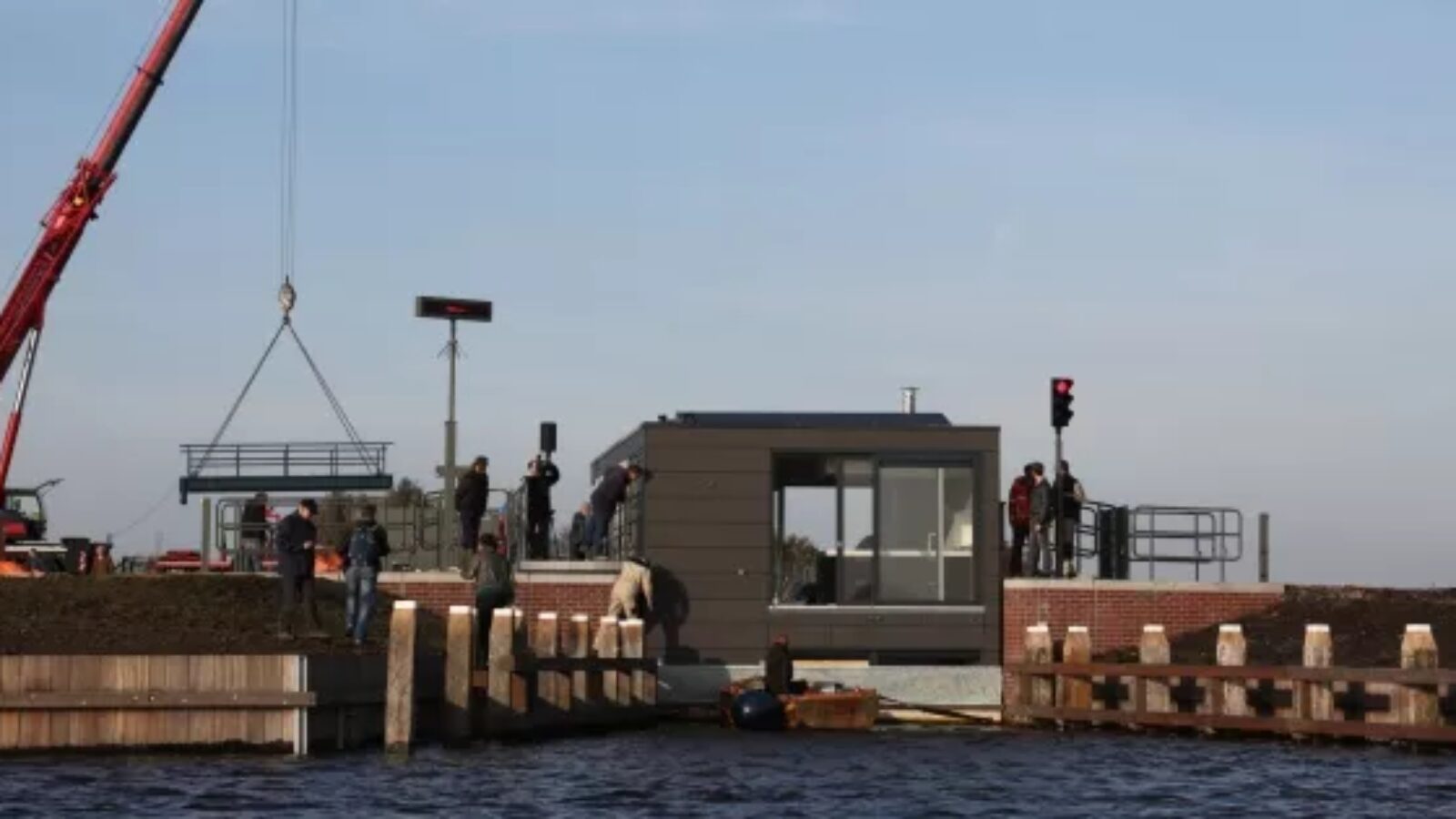 Waterwoning bereikt bestemming Meerstad via nieuwe vaarverbinding met sluis
