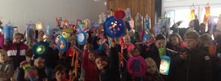 Schoolkindjes Meerstad vieren Sint Maarten