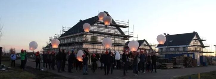 Toekomstige bewoners laten wensballon op