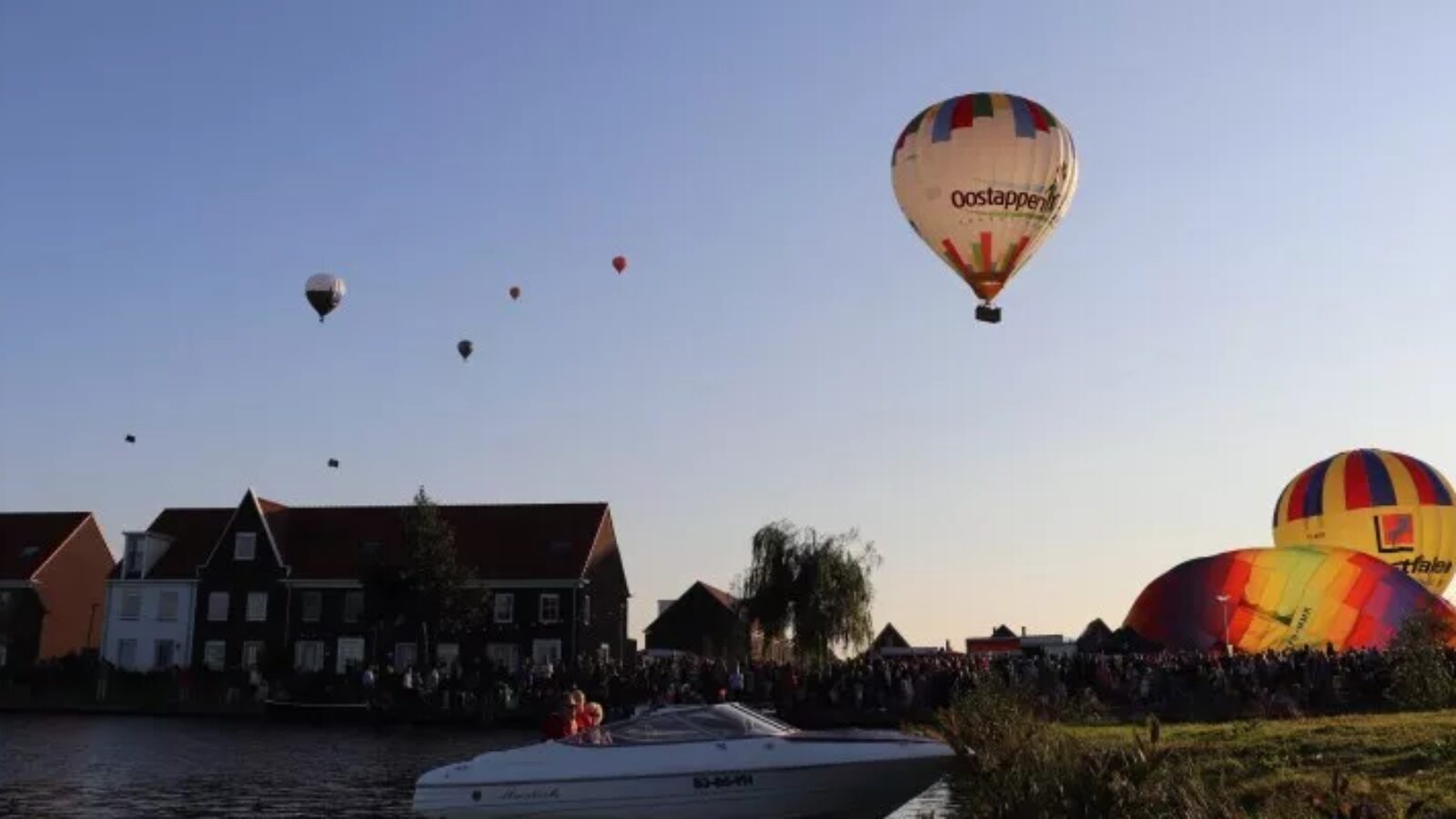 Topdrukte tijdens sfeervolle Ballon Fiësta Meerstad 2018