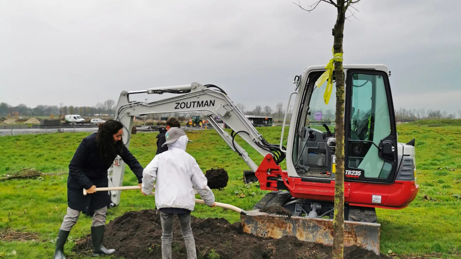 Wethouder Chakor plant eerste boom Park Meerstad