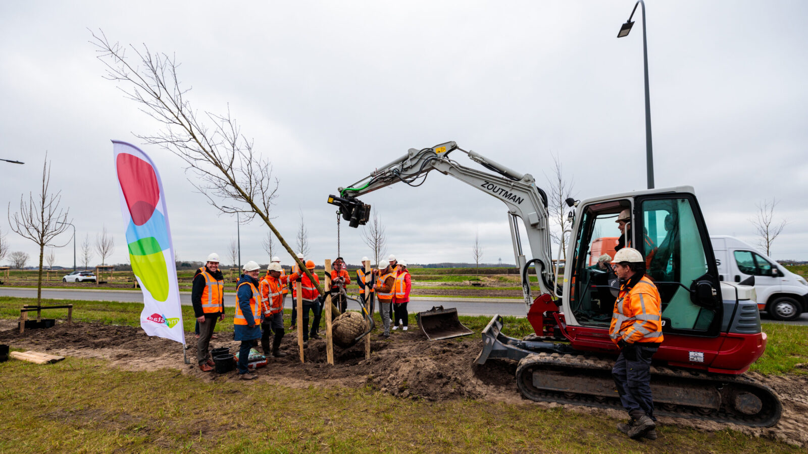 Wethouder Klimaatadaptatie Wijnja plant één van de 900 bomen in plangebied Meerstad