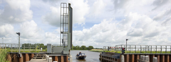Oefening met noodschotten bij sluis Meerstad